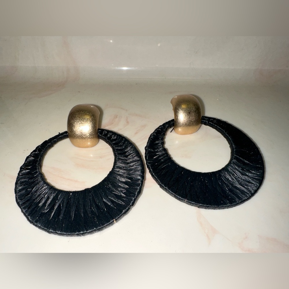 Black fiber earrings with bronze grip